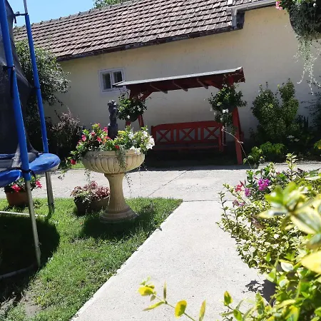 Apartment Tiszavirag Vendeghaz *